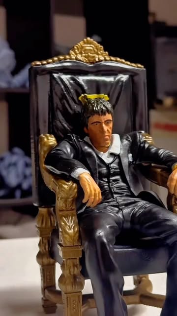 Tony Montana taxtda — Scarface — Movie fiquru